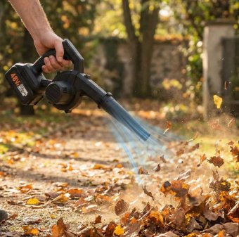Suflantă și Aspirator de Frunze Fără Fir 2 în 1 – Cu Baterie Li-ion, Încărcător și Sac de Colectare, Portabil și Puternic pentru Grădină, Curte și Atelier
