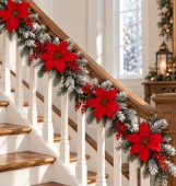  Ghirlandă artificială din brad artificial  de 270 cm cu flori de Poinsettia roșii, ramuri de pin acoperite cu zăpadă și boabe